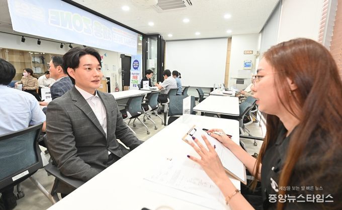 21일 하남 청년해냄센터에서 열린 ‘제1회 하남시 청년 채용 존(ZONE)’에 참가한 한 청년 구직자가 현장에서 면접을 진행하고 있다.