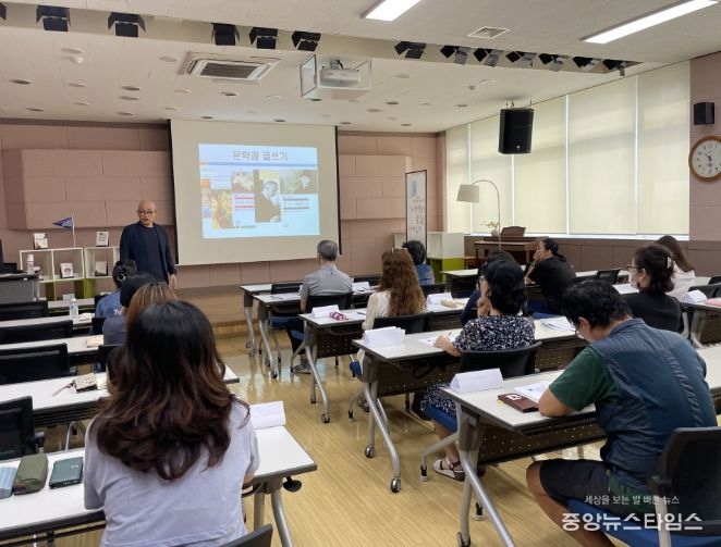동두천 시립도서관, 중장년 대상 '글쓰기가 처음인 당신에게' 강연 성료
