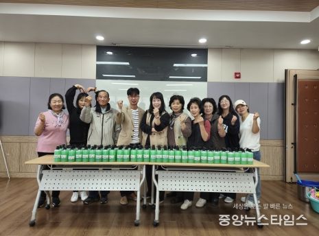 평택시 팽성읍 자원봉사 나눔센터, 천일염을 활용한 ‘사랑의 천연주방세제 만들기 및 나눔 행사’ 진행