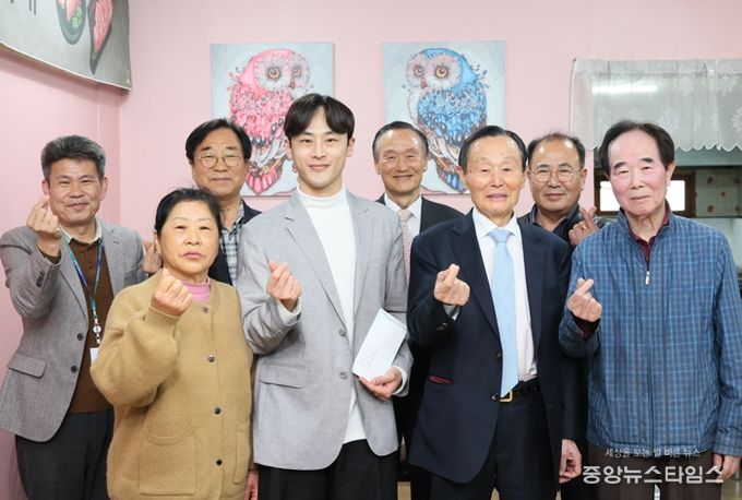 조강호 회장(사진 앞줄 오른쪽에서 두 번째)이 철원출신 가수 이승우(사진 앞줄 맨 왼쪽)에게 특별한 응원의 메시지를 보내며 금일봉을 전달했다.