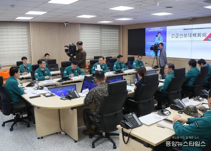 김진태 강원도지사, 북한군 군사분계선 침범 관련 긴급 안보대책 회의 주재