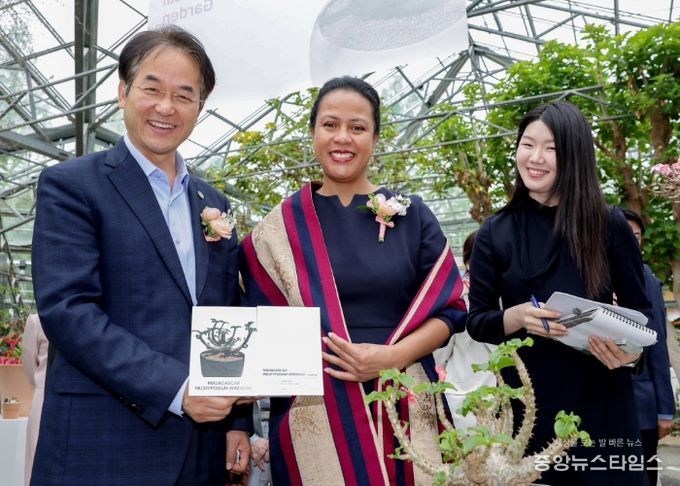 ‘2025 신비로운 아프리카 희귀식물 특별전’에서 이동환 고양특례시장(왼쪽)과 하릴랄라 라마난초아 안타나나리보시장(가운데)