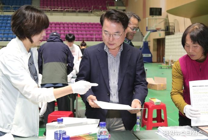 육동한 춘천시장, 대선 공보물 발송 현장 점검
