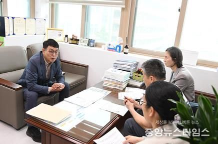 복지건설위원장실 – 왼쪽 첫 번째 김태계 위원장