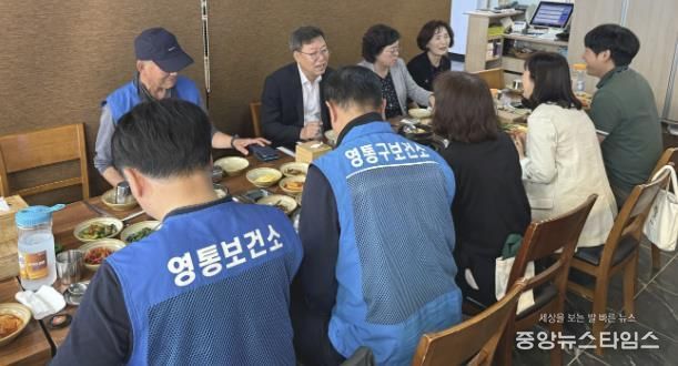 박사승 수원시 영통구청장, 영통구 보건소 방역소독반·환경위생과 직원들과 오찬 간담회 가져