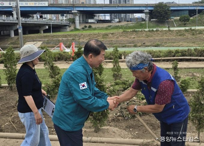 구리시, 왕숙천 범람에 따른 공원시설 피해 복구에 구슬땀