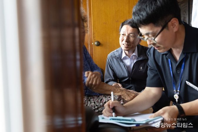 7월 28일 김성중 행정1부지사가 안성 민생회복 소비쿠폰 ′찾아가는 신청′ 대상자 가구를 방문해 접수지원을 하고 있다.