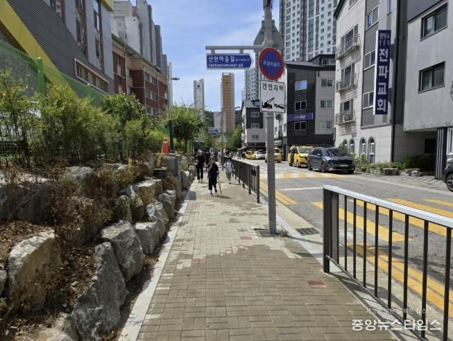 산현초등학교 통학로 보도 확장.(시흥시 제공)