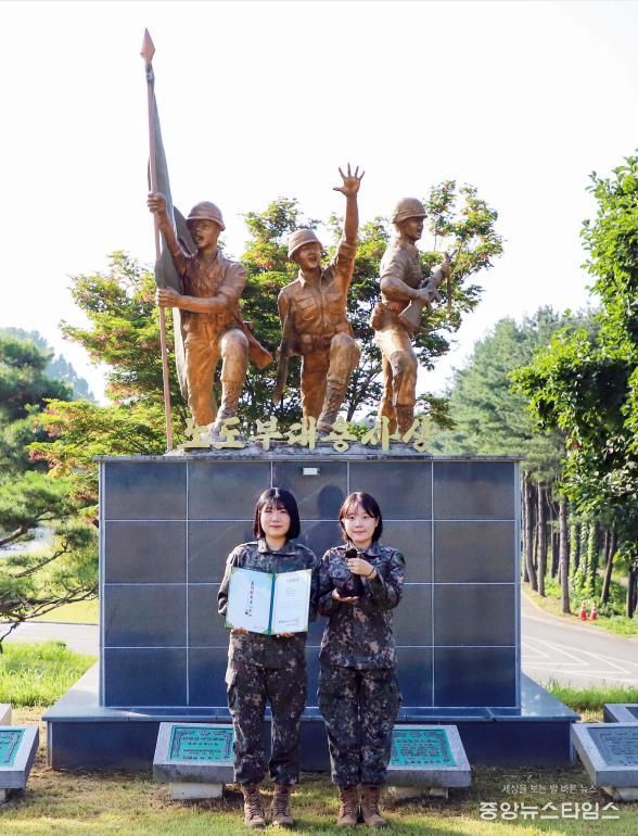 육군 제2신속대응사단 송윤진·김혜민 대위, 소아암 환우 위해 머리카락 기부