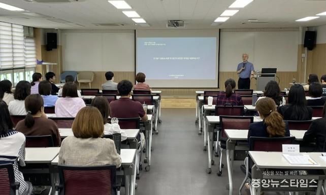 시흥시중앙도서관, 직원 역량강화 교육 추진…데이터 활용 능력 높인다