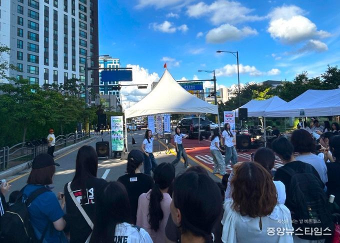 광명시 일직동 주민자치회는 지난 8월 30일 새빛공원로 차 없는 거리에서 시민과 함께하는 ‘광명새빛장터&힐링버스킹’ 행사를 열었다.
