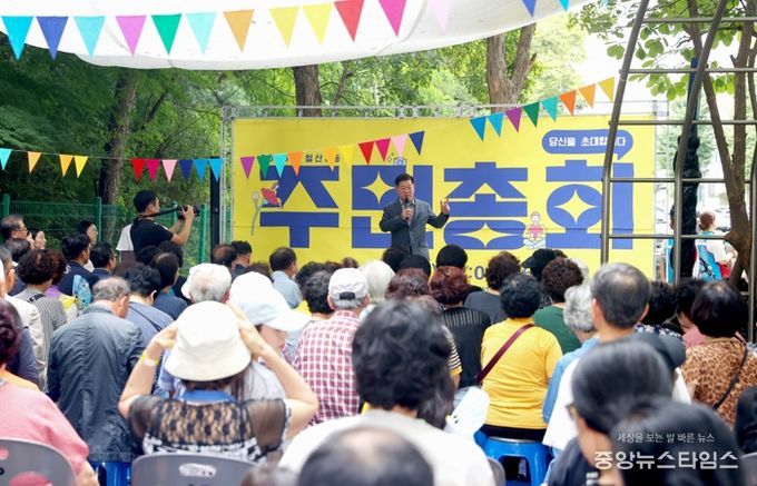 박승원 광명시장이 지난 6일 열린 철산3동 주민총회에 참석해 인사말을 하고 있다.(광명시 제공)