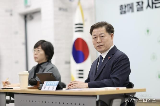 박승원 광명시장이 지난해 4월 시청 중회의실에서 열린 광명시 지속가능발전위원회 정기회의에 참석해 발언하고 있다.(광명시 제공)