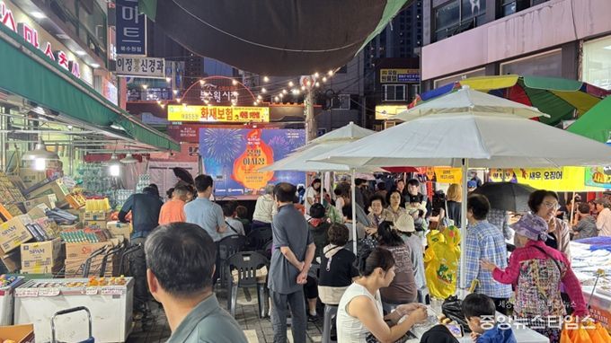 북수원시장 캠프파이어 야시장 ‘불멍한잔, 시장한입’에서 시민들이 행사를 즐기고 있다.