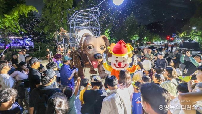 2025 과천공연예술축제 2일차 캐릭터 '로그' 행진