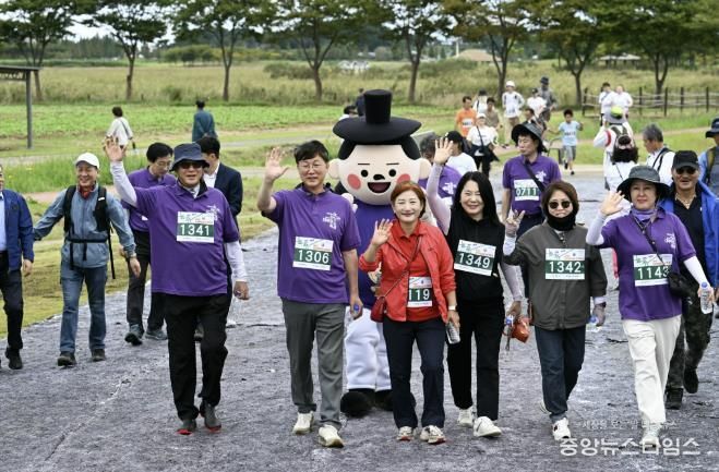 이민근 안산시장(왼쪽 두번째)이 대부포도축제 둘째 날인 20일 대부해솔길 걷기대회에 참여하고 있다.
