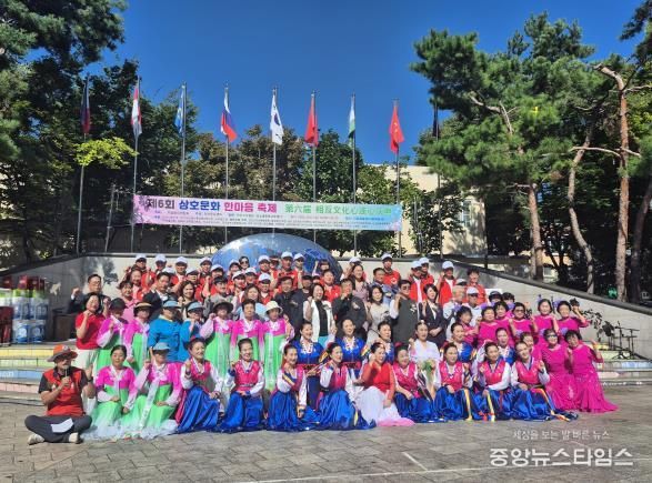 안산시 다섬화인연합회가 원곡동 다문화 어울림 어린이공원에서 제6회 상호문화 한마음 축제를 진행하고 있다.