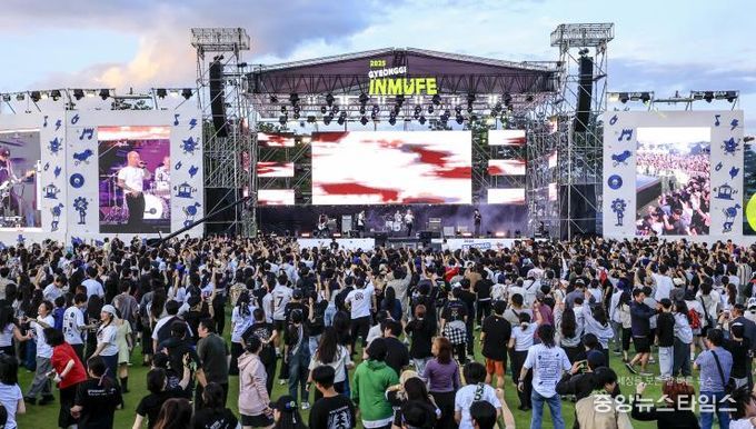 20일 2025 경기인디뮤직페스티벌에서 가수 노브레인이 열띤 공연을 펼치고 있다.(화성시 제공)