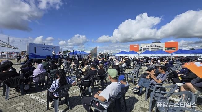 20일 열린 화성특례시 제7회 전곡항 망둥어낚시대회 모습.(화성시 제공)