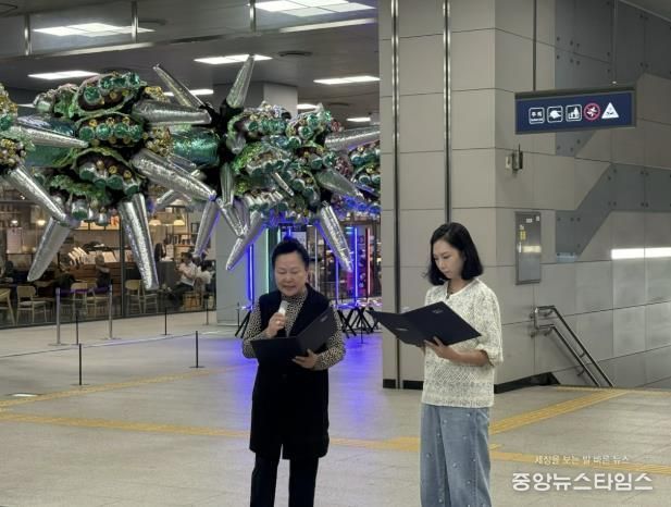 20일 탄소중립 스마트도시 리빙랩 시민참여단이 에코화성인 낭독을 하고 있다.(화성시 제공)