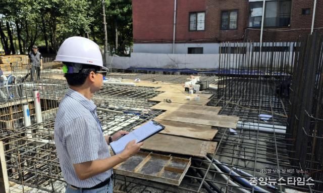 현장에서 활동하는 과천시 시민 환경감시원 모습