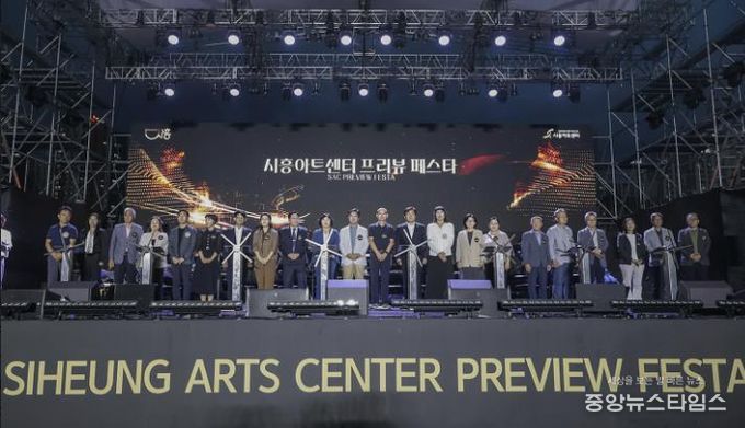 오픈식 행사에 참여한 관계자들 기념촬영