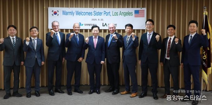 이경규 사장을 비롯한 임원진과 유진 세로카 청장 일행이 기념촬영을 하고 있다. / 사진제공 = 인천항만공사