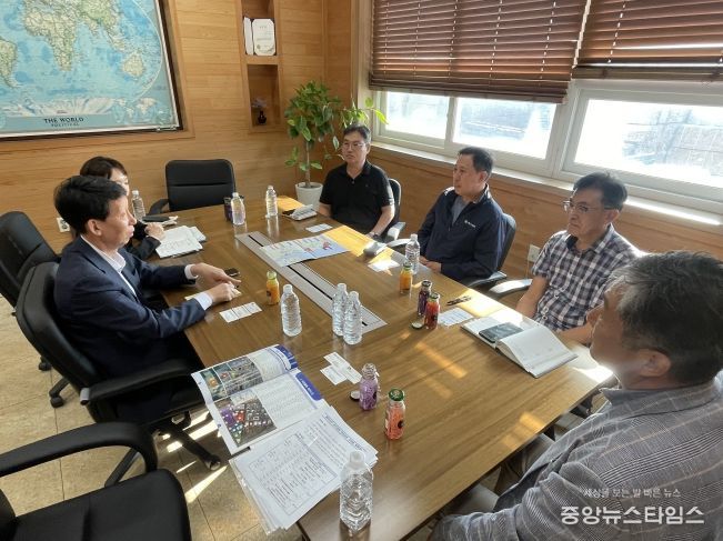 인천항만공사 김상기 운영본부 부사장이 배후단지 입주업체와 논의하고 있다.