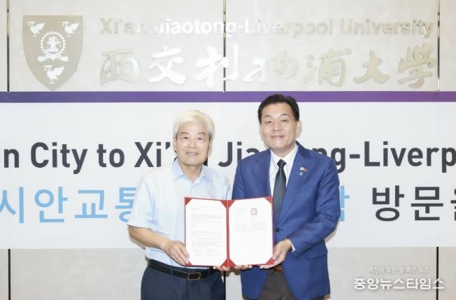 이재준 수원시장(오른쪽)과 시안교통리버풀대학교 시 유민 총장이 협약 후 함께하고 있다.