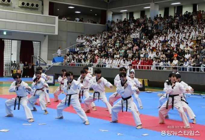 20일 열린 제32회 화성특례시장배 태권도대회에서 선수들이 경기를 하고 있다.(화성시 제공)