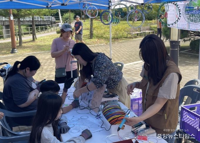 삼송2동 마을축제에 참여해 ‘굿즈만들기’체험활동을 진행한 ‘가치ON잇다’공동체
