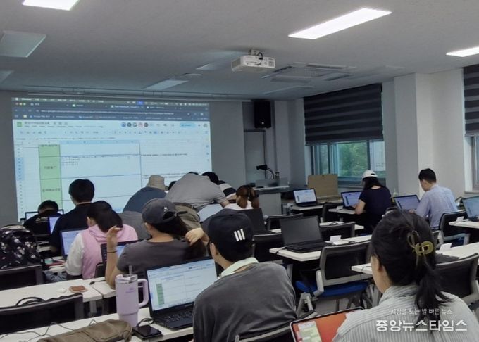 느린학습자 청년 위한 고용지원사업 참여자들이 직무 교육에 참여하고 있다.(화성시 제공)