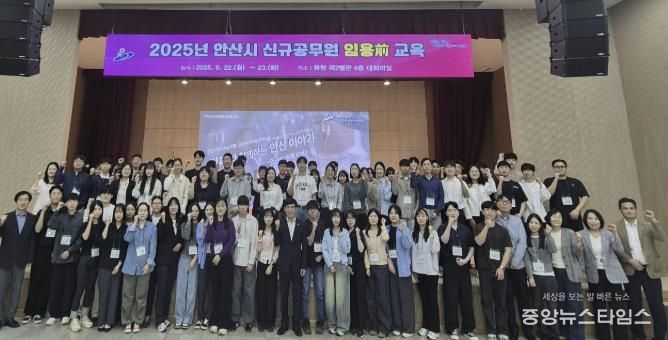 전덕주 행정안전교육국장(맨 앞줄 왼쪽 열두번째)이 신규공무원들에게 임용 전 교육을 진행하고 함께 기념촬영을 하고 있다.