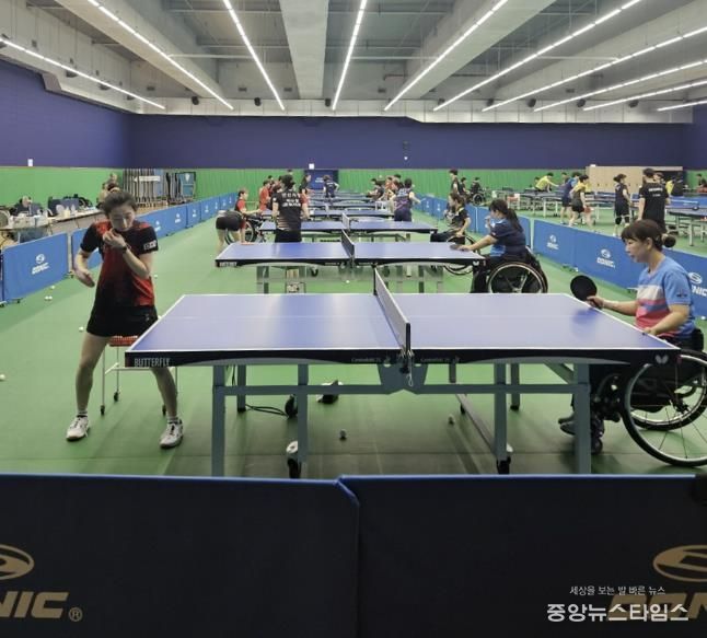 안산시 직장운동경기부 탁구부가 장애인 국가대표 선수단에 기초 자세 교정 등 기술 지도를 하고 있다.