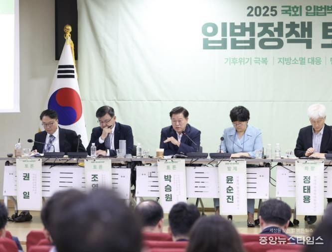 박승원 광명시장(사진 가운데)이 지난 24일 국회예산정책처가 주관한 ‘2025 국회 입법박람회’ 기후위기 입법정책 토론회에 참석해 발언하고 있다.(광명시 제공)