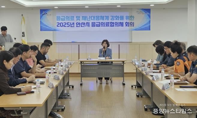 정영란 단원보건소 보건정책과장이 단원보건소 단원문화실에서 안산시 응급의료협의체 회의를 진행하고 있다.
