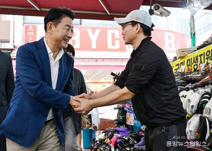 김동근 시장이 9월 24일 추석 명절을 앞두고 전통시장을 찾아 상인들과 소통의 시간을 가졌다.
