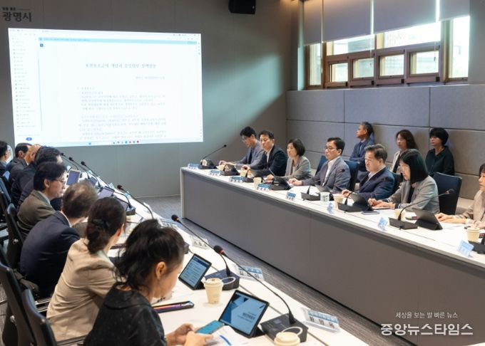 25일 오전 시청 컨퍼런스룸에서 '2025년 제2차 재정전략회의'가 진행 중이다.