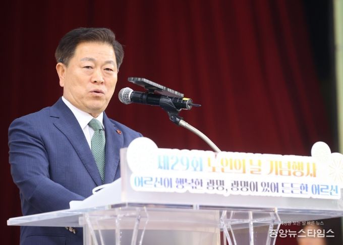 박승원 광명시장이 25일 광명시민체육관에서 열린 제29회 노인의 날 기념행사에 참석해 인사말을 하고 있다.