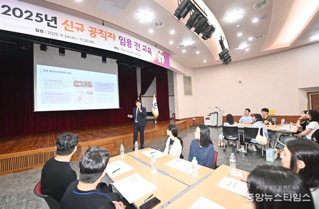 25일 시청 본관 대회의실에서 열린 신규 공직자 임용 전 교육에서 공보담당관 소속 이광희 주무관이  보도자료 작성법 강의를 진행하고 있다.