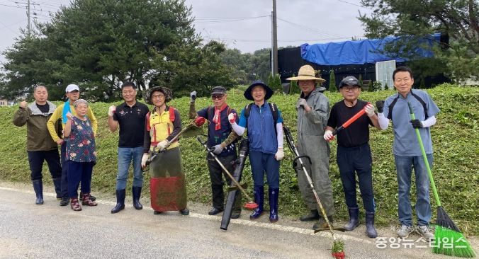 관고동통장단협의회, 추석맞이 도로변 예초작업 실시
