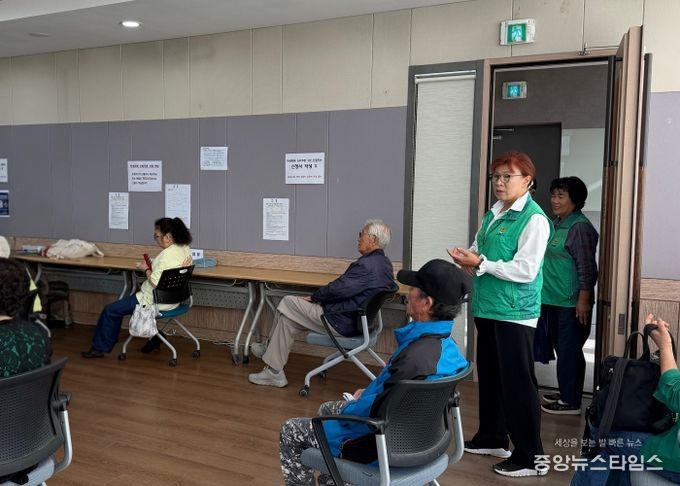 팽성읍 새마을부녀회, 민생회복 소비쿠폰 2차 접수 도우미 활동