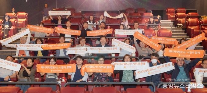 박승원 광명시장(사진 두 번째 줄 왼쪽 다섯 번째)이 지난 25일 광명역 CGV에서 열린 기후영화제에 참석해 기념사진을 촬영하고 있다.