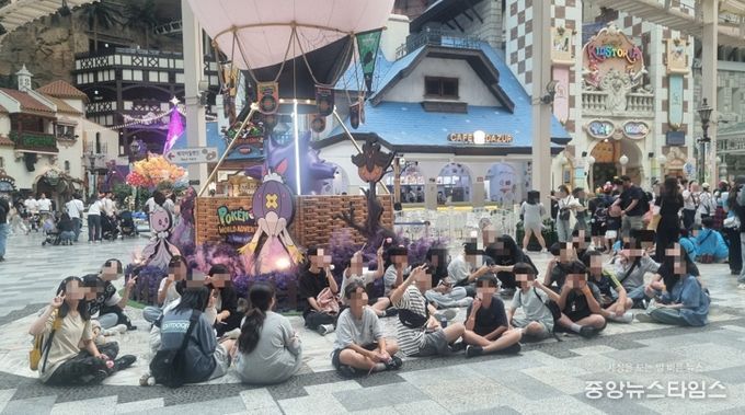 지난 27일 ‘제6차 함께해봄 프로젝트'에 참여한 드림스타트 아동들이 롯데월드를 방문해 기념사진을 촬영하고 있다.