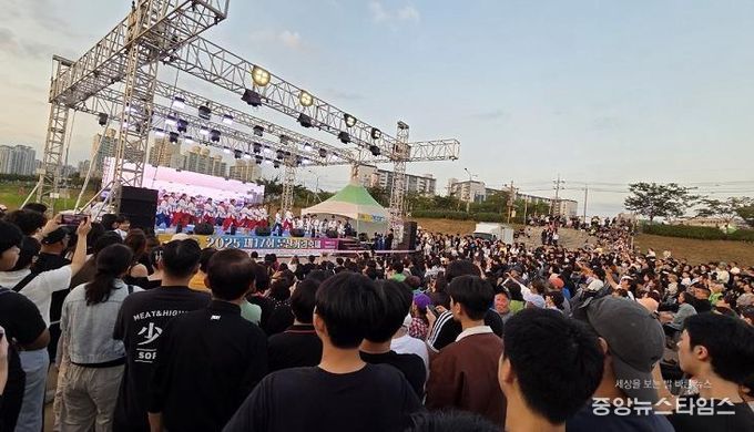 제17회 파주 문산거리축제 성황리에 종료… 문산천 노을길 가득 메워