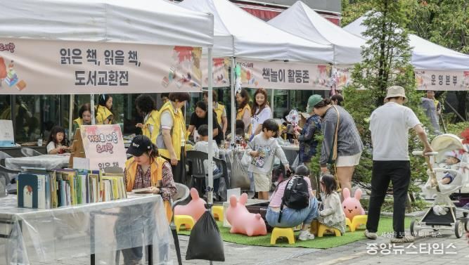 과천시가 지난 28일 개최한 '거리로 나온 도서관’ 모습