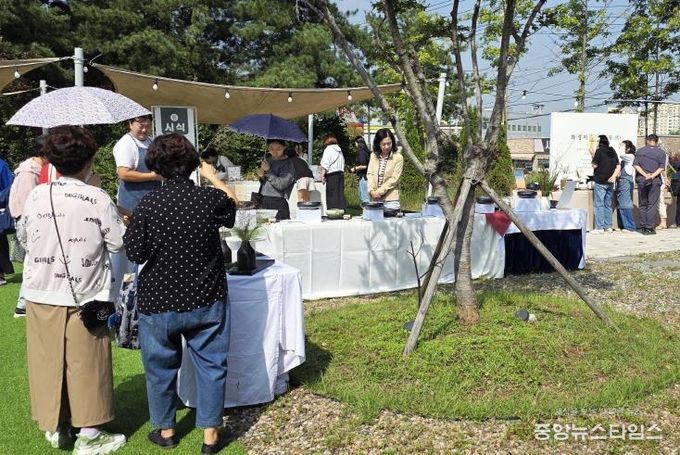 27일 진행된 화성미감 향토음식 전시회에서 관람객들이 향토음식을 살펴보고 있다