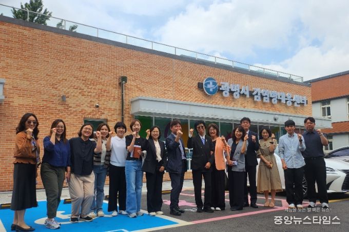 29일 성남시 분당구보건소 관계자들이 광명시 감염병대응센터를 벤치마킹하기 위해 방문해 기념사진을 촬영하고 있다.