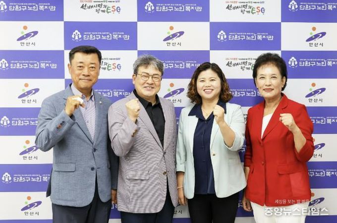 안산시의회가 지난 9월 25일과 26일 이틀에 걸쳐 지역 사회 복지 시설 5곳을 위문했다. 사진은 의원들이 26일 단원구 노인복지관을 방문한 모습.