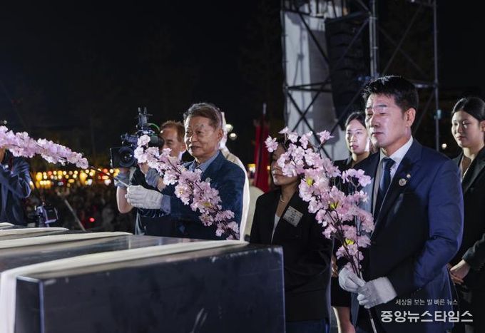 배정수 의장 헌화 모습